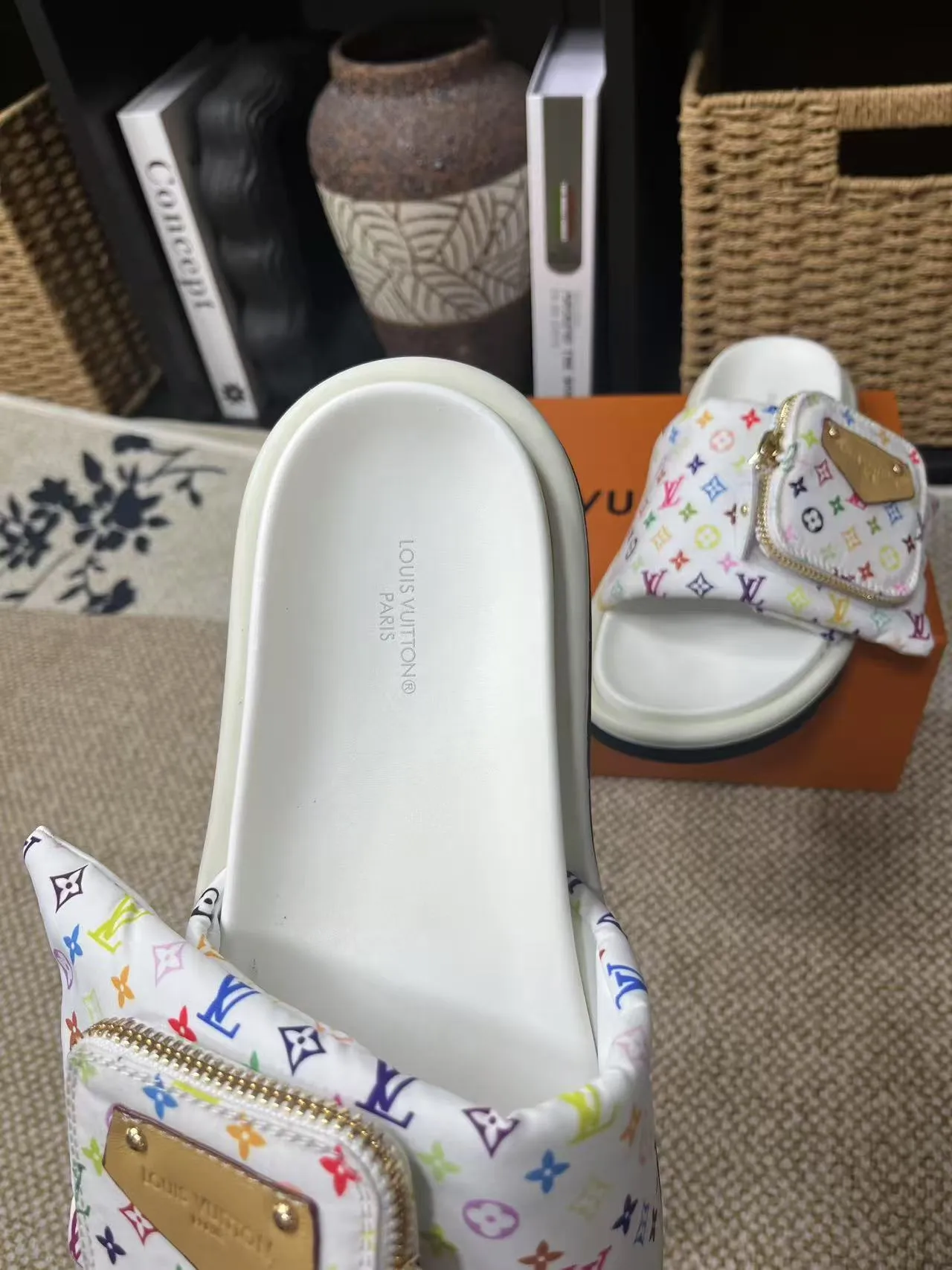 P380 yuan LV Louis Vuitton Full of high-end feel! A popular model among bloggers at home and abroad, it’s retro and fashionable, and looks stunning on your feet! Mainly recommended model on the official website★ ━━━━━ ЅᏇєєt ━━━━━ ▪️Upper: original calfskin ➕5D printing process ▪️Inner: imported mixed sheepskin ▪️Outsole: original molded foam outsole ▪️Size: Female 35-40 Men's 39-44 (women's 41 men's 45)